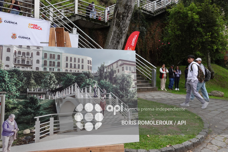 CUENCA-FIRMA CONTRATO-ESCALINATA CESAR DAVILA