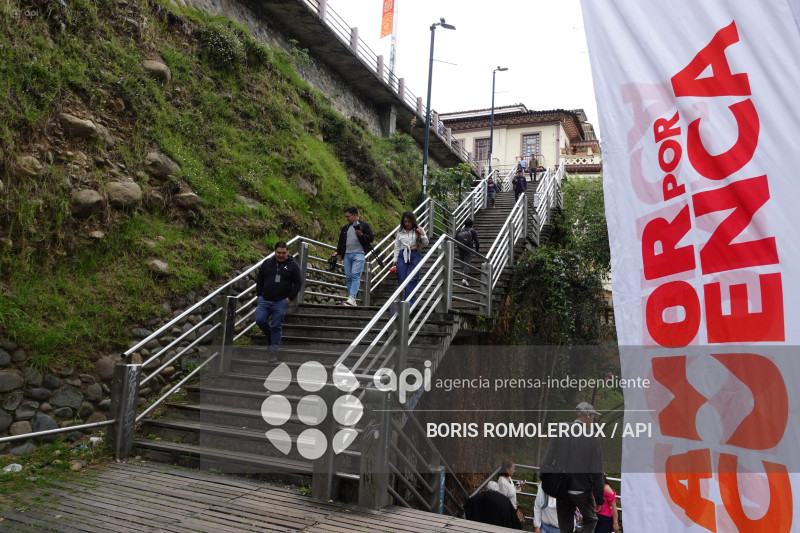 CUENCA-FIRMA CONTRATO-ESCALINATA CESAR DAVILA