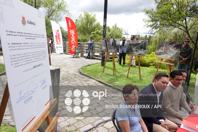 CUENCA-FIRMA CONTRATO-ESCALINATA CESAR DAVILA