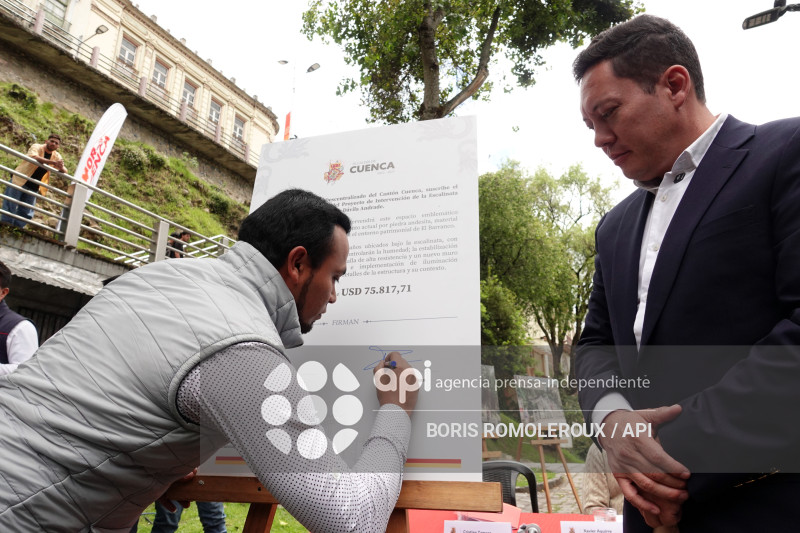 CUENCA-FIRMA CONTRATO-ESCALINATA CESAR DAVILA