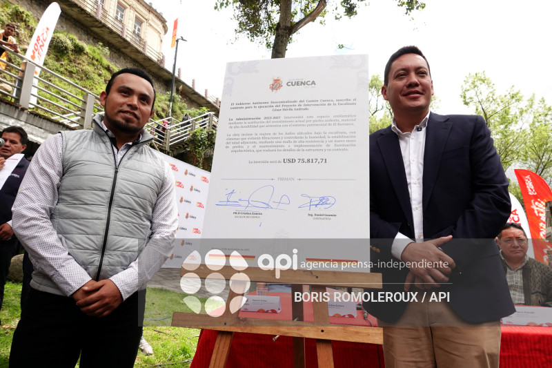 CUENCA-FIRMA CONTRATO-ESCALINATA CESAR DAVILA