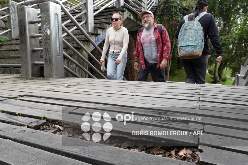 CUENCA-FIRMA CONTRATO-ESCALINATA CESAR DAVILA