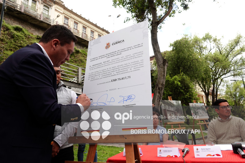 CUENCA-FIRMA CONTRATO-ESCALINATA CESAR DAVILA