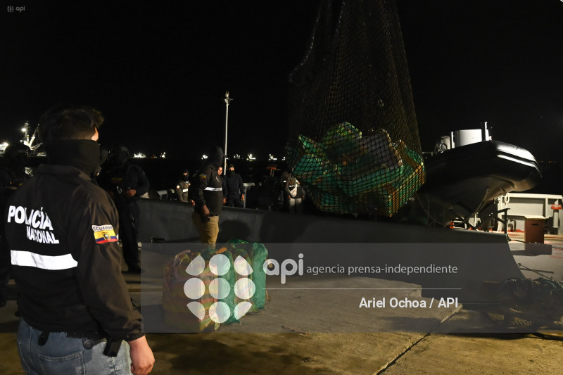 MANTA-DROGA-DETENIDOS-PUERTO