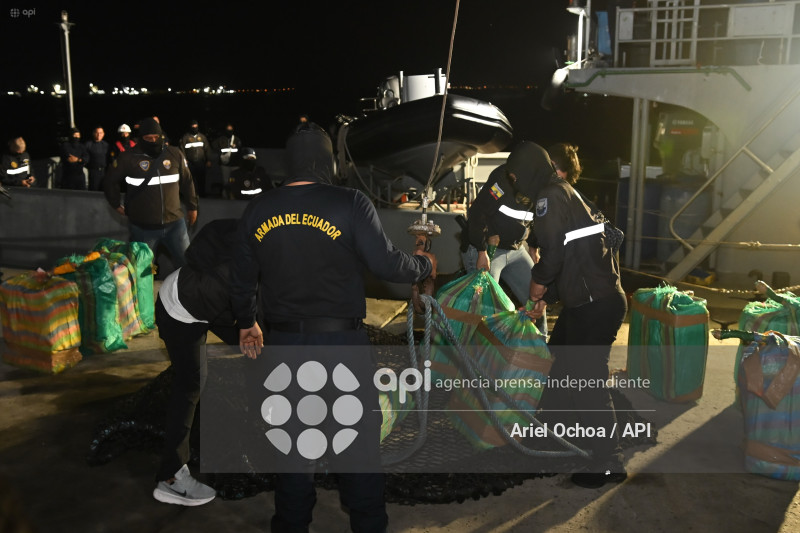 MANTA-DROGA-DETENIDOS-PUERTO