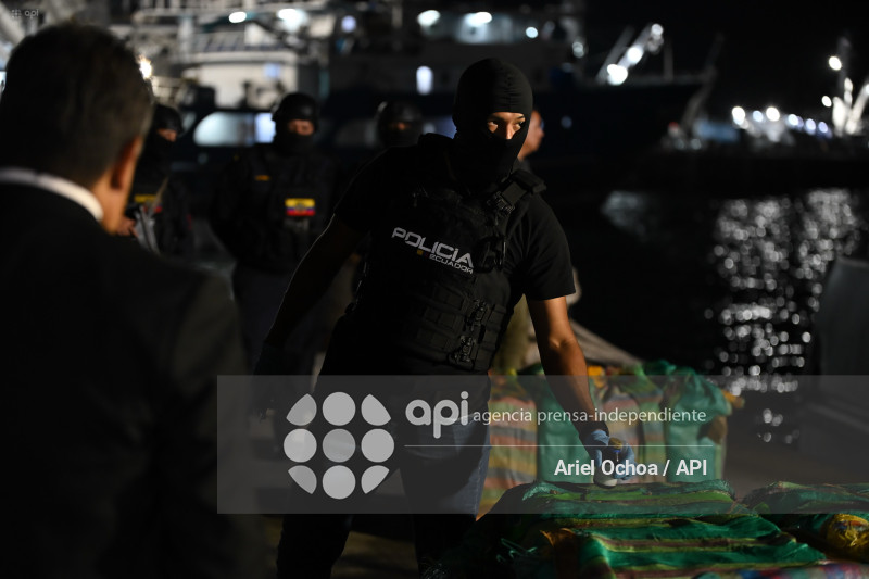 MANTA-DROGA-DETENIDOS-PUERTO