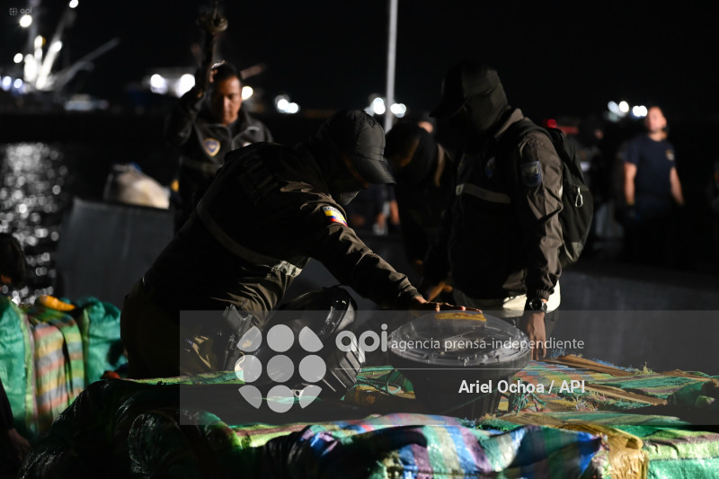 MANTA-DROGA-DETENIDOS-PUERTO