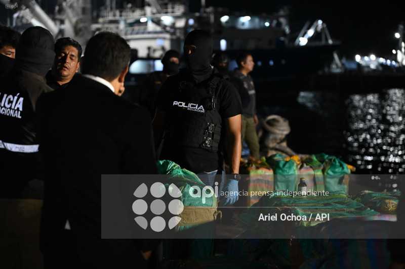 MANTA-DROGA-DETENIDOS-PUERTO