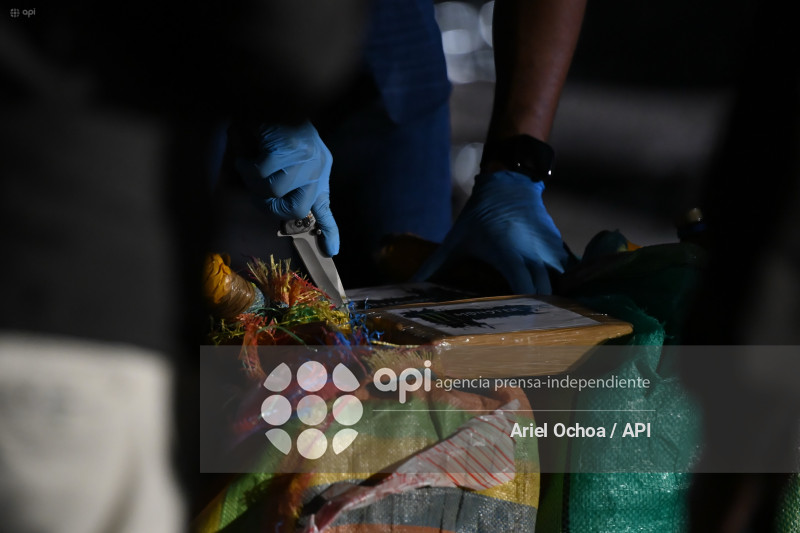 MANTA-DROGA-DETENIDOS-PUERTO