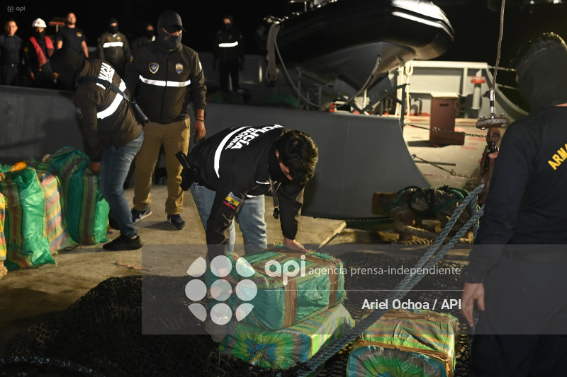 MANTA-DROGA-DETENIDOS-PUERTO