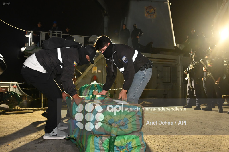 MANTA-DROGA-DETENIDOS-PUERTO