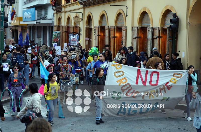 CUENCA-MARCHA EN FAVOR DEL NO-CONSULTA POPULAR