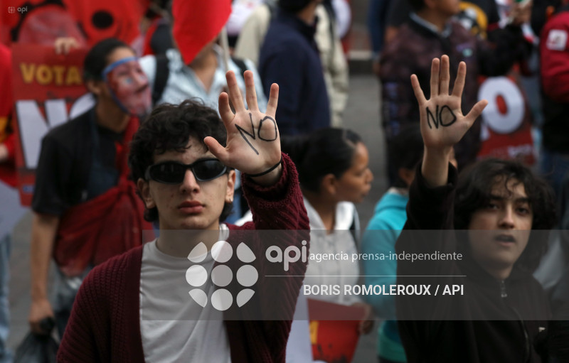 CUENCA-MARCHA EN FAVOR DEL NO-CONSULTA POPULAR