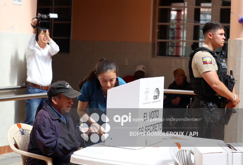 CUENCA-CONSULTA POPULAR-SUFRAGIO-VOTO EN CASA