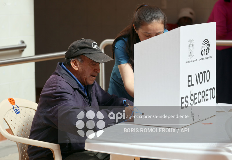 CUENCA-CONSULTA POPULAR-SUFRAGIO-VOTO EN CASA