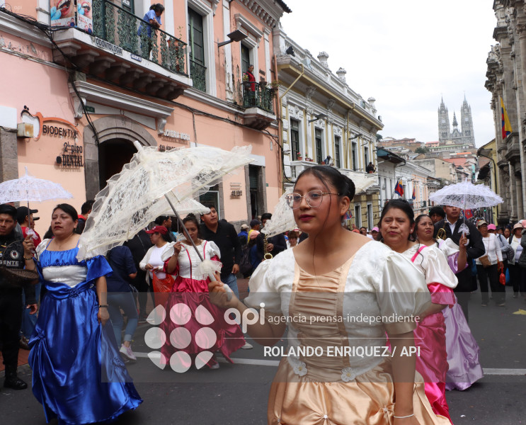 DESFILE DE LOS MERCADOS DE QUITO