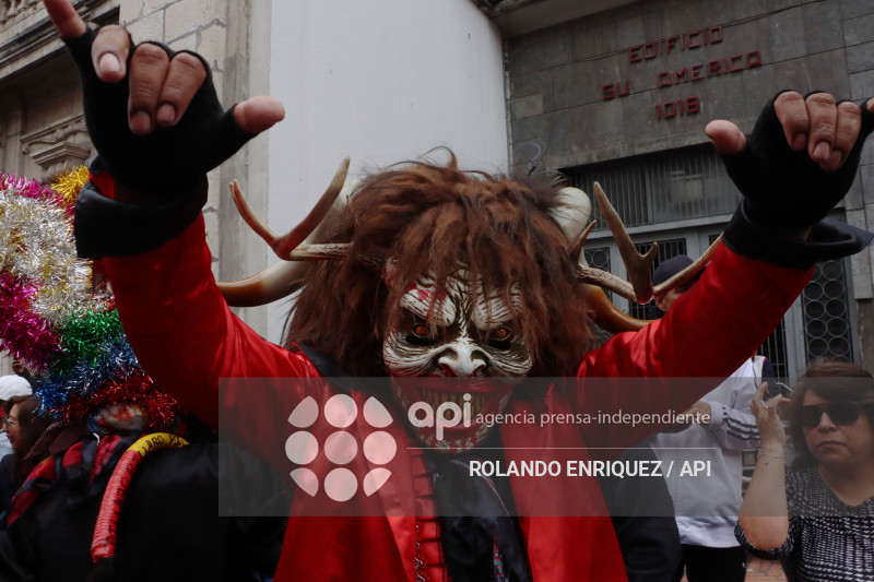 DESFILE DE LOS MERCADOS DE QUITO