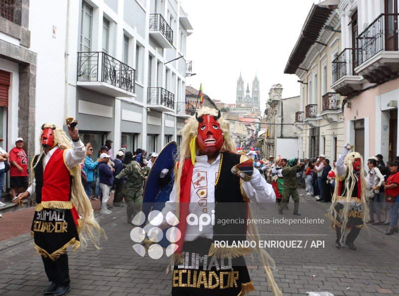 DESFILE DE LOS MERCADOS DE QUITO