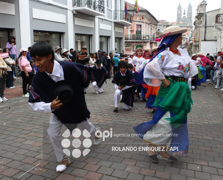 DESFILE DE LOS MERCADOS DE QUITO