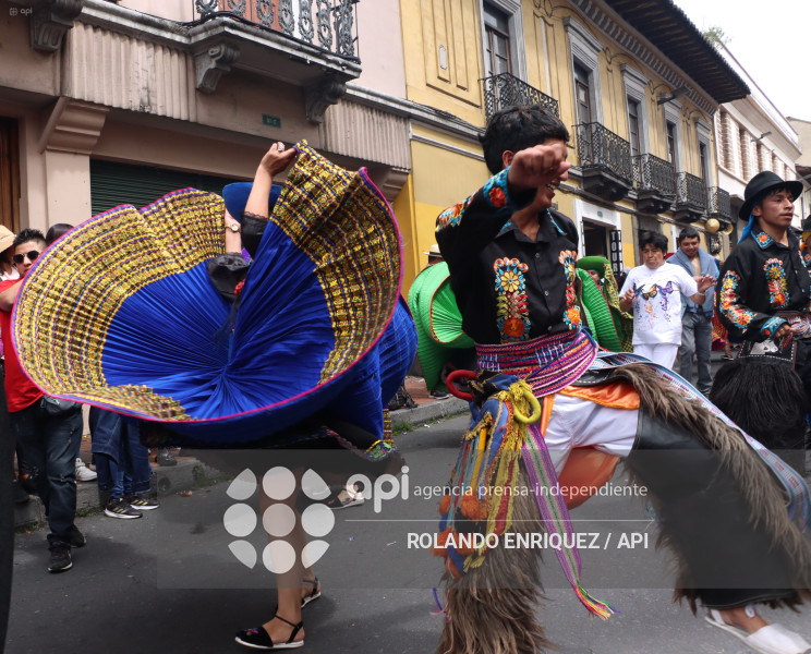 DESFILE DE LOS MERCADOS DE QUITO