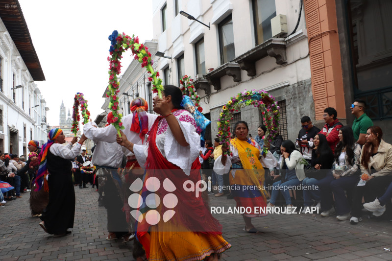 DESFILE DE LOS MERCADOS DE QUITO