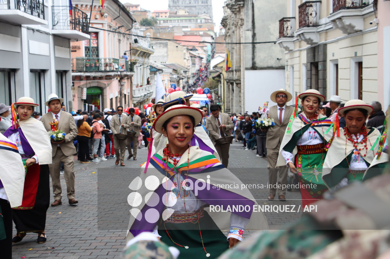 DESFILE DE LOS MERCADOS DE QUITO