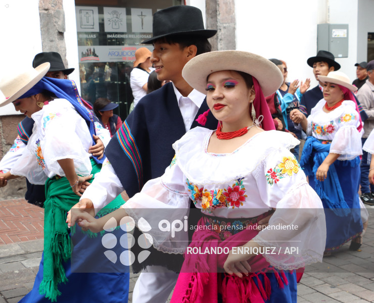 DESFILE DE LOS MERCADOS DE QUITO