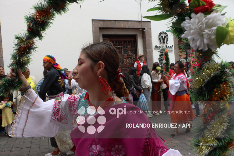 DESFILE DE LOS MERCADOS DE QUITO