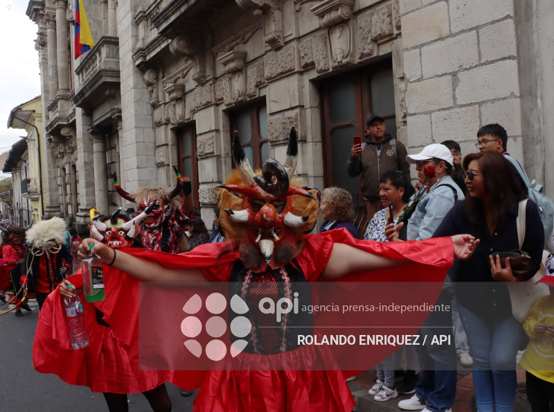 DESFILE DE LOS MERCADOS DE QUITO