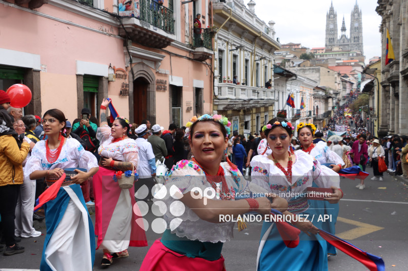 DESFILE DE LOS MERCADOS DE QUITO