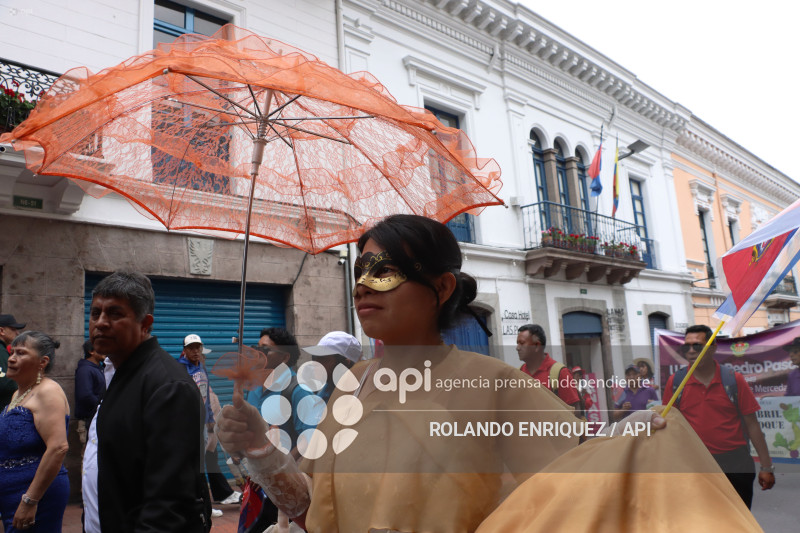 DESFILE DE LOS MERCADOS DE QUITO