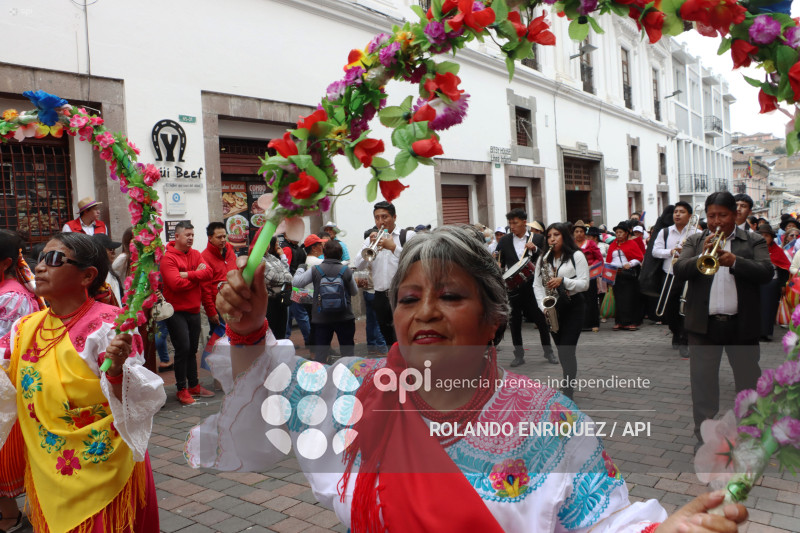 DESFILE DE LOS MERCADOS DE QUITO