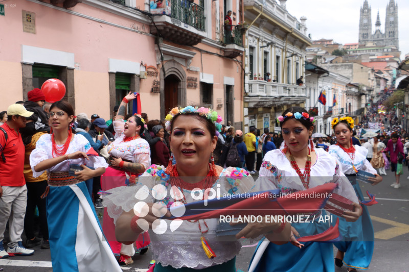 DESFILE DE LOS MERCADOS DE QUITO