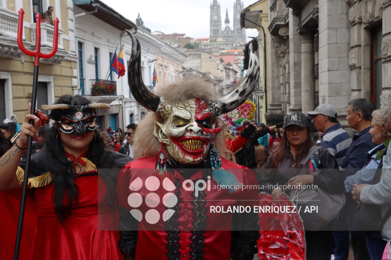 DESFILE DE LOS MERCADOS DE QUITO