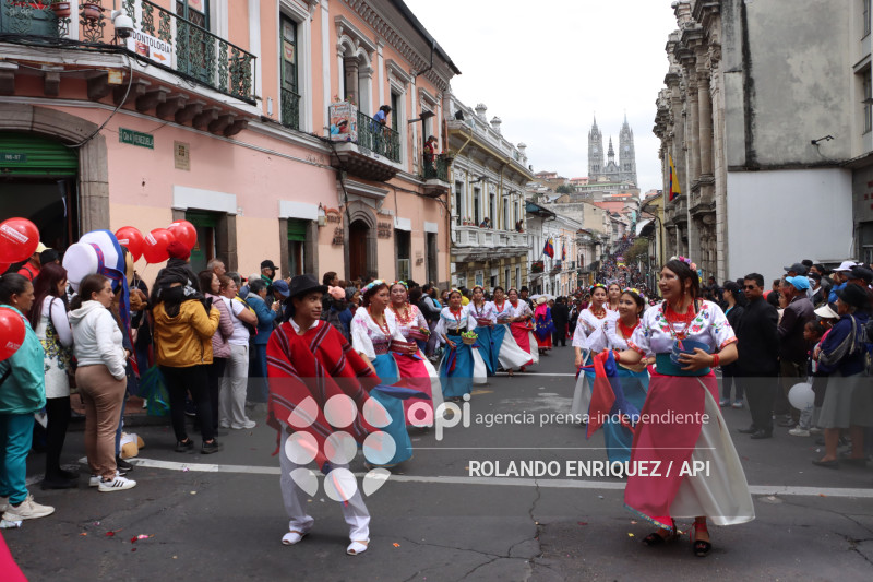 DESFILE DE LOS MERCADOS DE QUITO