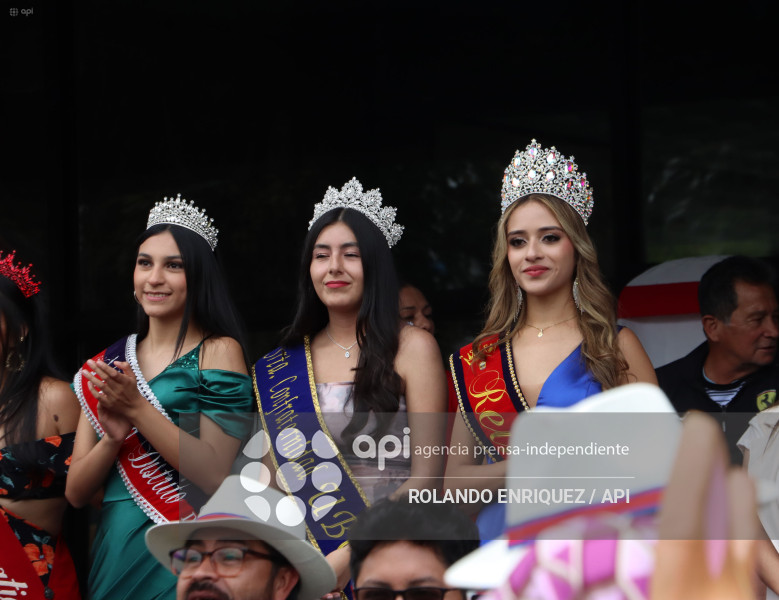 DESFILE DE LOS MERCADOS DE QUITO