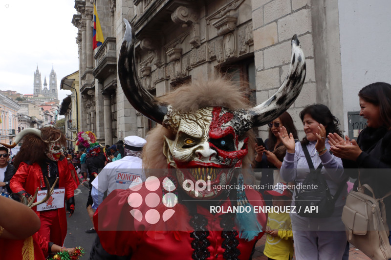 DESFILE DE LOS MERCADOS DE QUITO