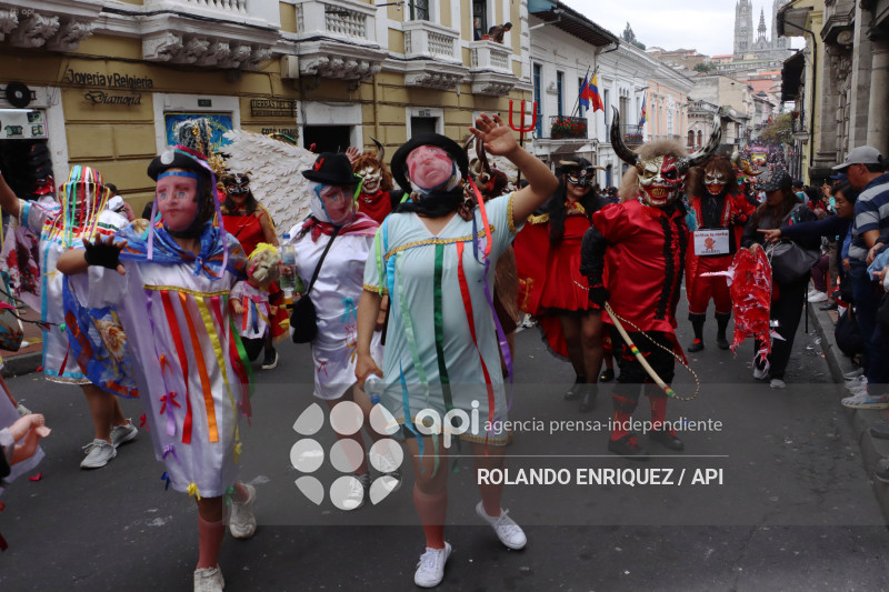 DESFILE DE LOS MERCADOS DE QUITO