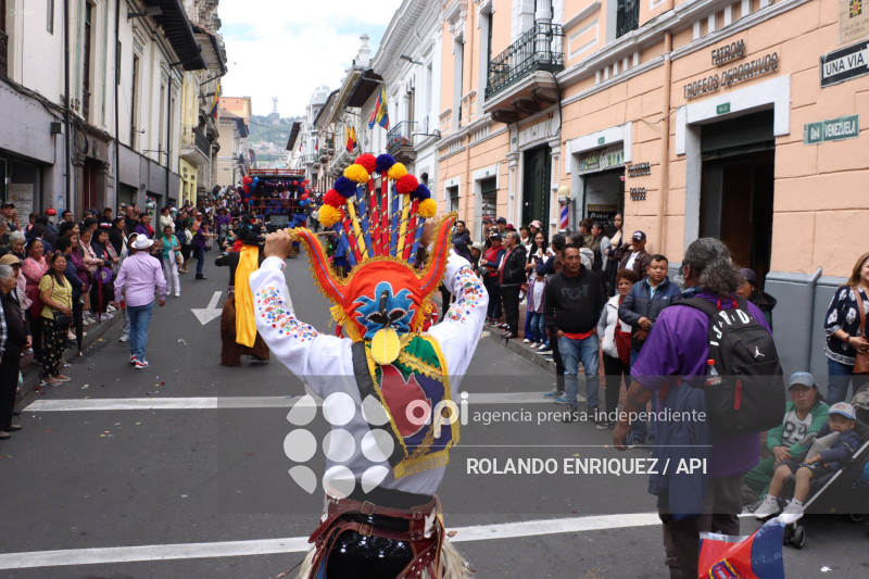 DESFILE DE LOS MERCADOS DE QUITO