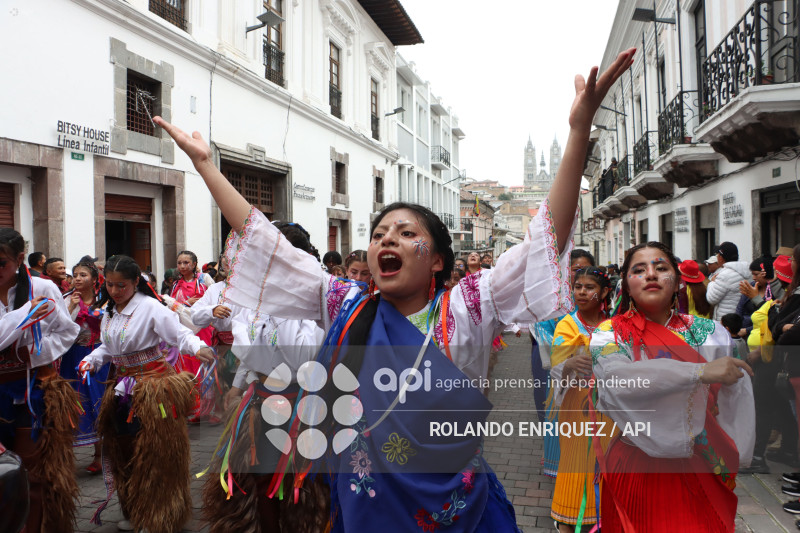 DESFILE DE LOS MERCADOS DE QUITO
