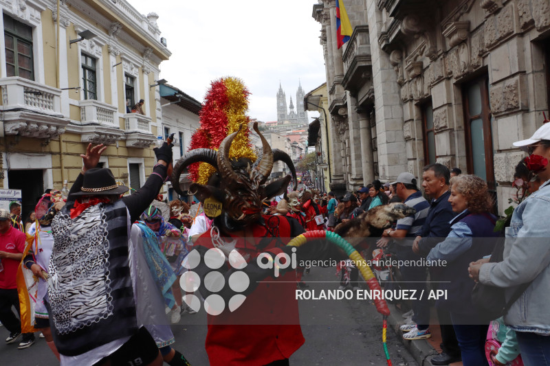 DESFILE DE LOS MERCADOS DE QUITO