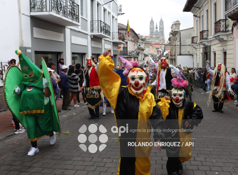 DESFILE DE LOS MERCADOS DE QUITO