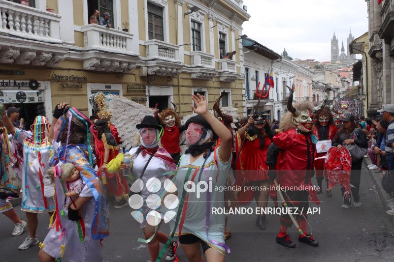 DESFILE DE LOS MERCADOS DE QUITO