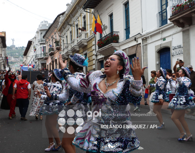 DESFILE DE LOS MERCADOS DE QUITO