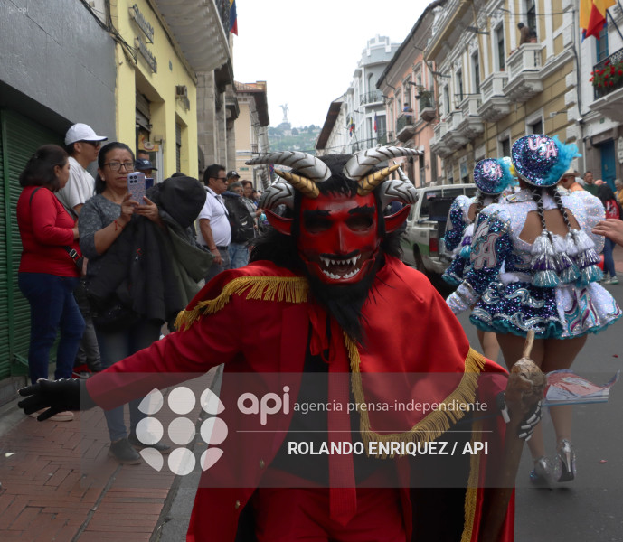 DESFILE DE LOS MERCADOS DE QUITO