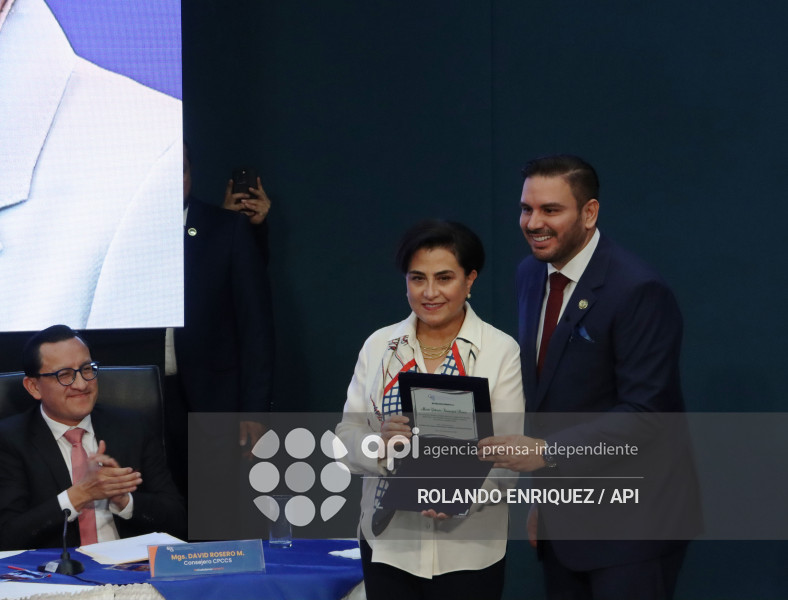 SESION CPCCS CONDECORACION A CANCILLER GABRIELA SOMMERFELD