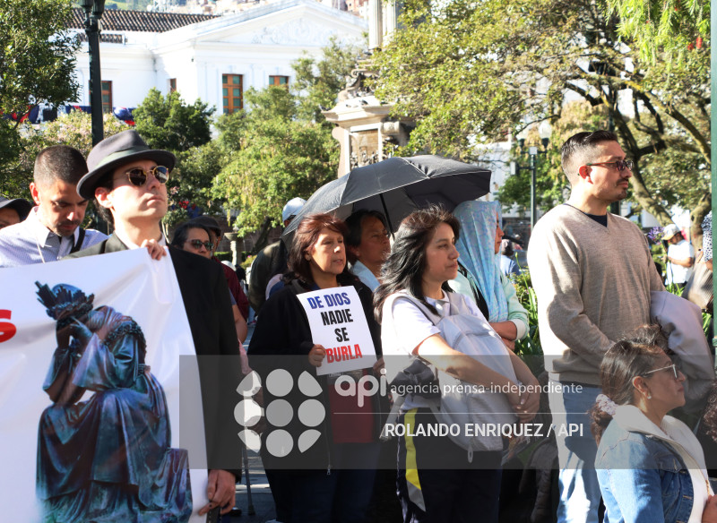 PLANTON RECHZO  DRAG QUEEN  CAPILLA