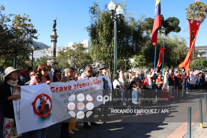 PLANTON RECHZO  DRAG QUEEN  CAPILLA