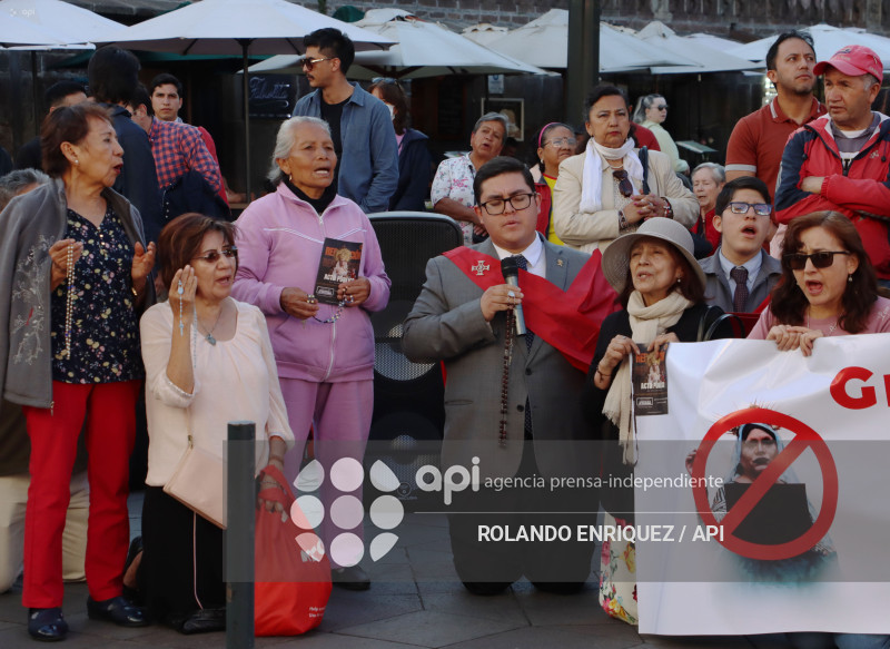 PLANTON RECHZO  DRAG QUEEN  CAPILLA