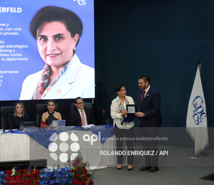 SESION CPCCS CONDECORACION A CANCILLER GABRIELA SOMMERFELD